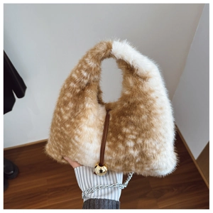 Détail du sac en fausse fourrure à motif de cerf avec cordon à boule dorée métallique