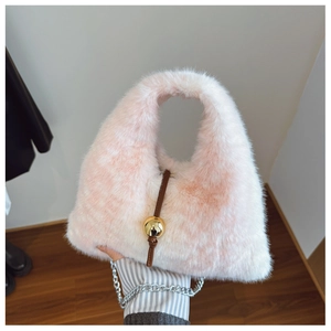 Détail du sac à main en fausse fourrure rose avec cordon marron et chaîne argentée