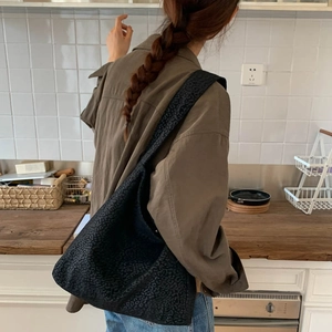Gros plan du sac cabas noir à motif léopard en toile épaisse pour les trajets quotidiens
