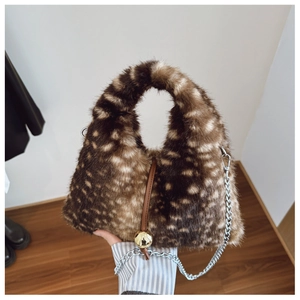 Détail du sac en fausse fourrure tachetée avec breloque boule dorée et chaîne