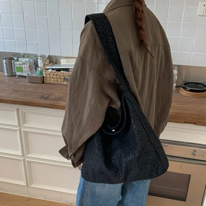 Détail de la texture léopard noire et de la large bandoulière du grand sac cabas