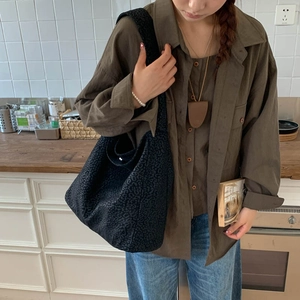 Gros plan détaillé du grand sac hobo en tissu noir avec imprimé léopard chic