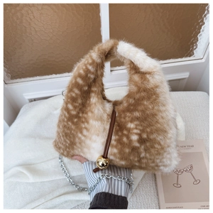 Détail du sac en fausse fourrure à motif cerf avec chaîne et breloque dorée
