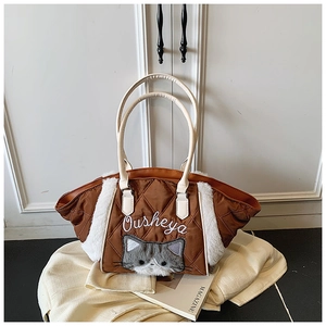 Dettaglio borsa shopper trapuntata marrone con ricamo gatto e finiture in eco-pelliccia