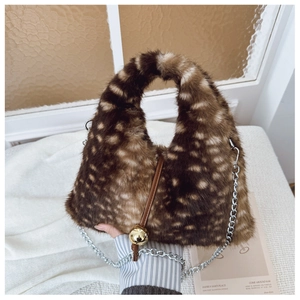 Détail du sac à bandoulière en fausse fourrure à motif daim et poignée ronde