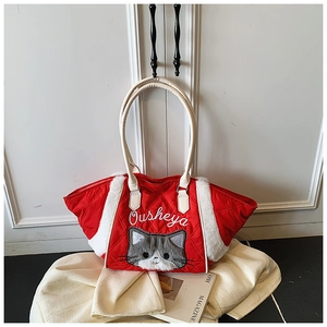 Vista dettagliata della borsa tote rossa trapuntata con ricamo a gatto e finiture in peluche