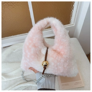 Détail du sac peluche rose et blanc avec boule dorée et cordon de serrage marron
