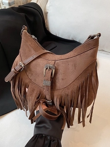 Borsa a sella in pelle scamosciata marrone con frange e fibbia stile vintage