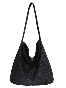 Sac fourre-tout Hobo noir minimaliste avec texture léopard et bandoulière spacieuse