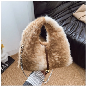 Détail du sac à main en fausse fourrure pelucheuse avec imprimé animal et chaîne argent