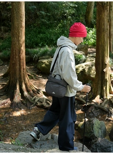 Détail du sac à bandoulière à carreaux noir et blanc imperméable pour la randonnée