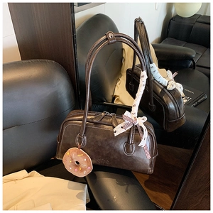 Sac baguette vintage marron foncé avec charme beignet en peluche et nœud en dentelle