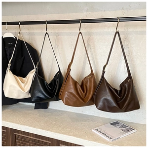 Sac hobo en quatre coloris : crème, noir, caramel et marron foncé en similicuir souple