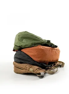 Sacs à bandoulière en nylon imperméable à carreaux en vert, orange, noir et kaki empilés