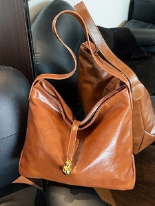 Sac Fourre-Tout en Cuir PU Rétro pour Femmes Grande Capacité Sac à Bandoulière Minimaliste Avec Pendentif Gourde Métallique