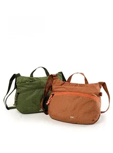 Détail des sacs à bandoulière en nylon ripstop imperméable en vert olive et orange caramel