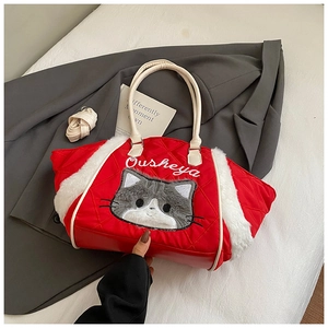 Dettaglio borsa trapuntata rossa con bordo in peluche bianco e ricamo a forma di gatto