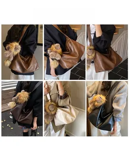 Collage d'un mannequin portant un cabas vintage en cuir avec un charmant ours