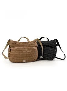 Détail de sacs à bandoulière en nylon ripstop imperméables marron et noir avec sangles réglables