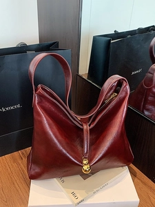 Sac fourre-tout minimaliste en cuir verni bordeaux avec breloque dorée et anse large