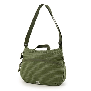 Détail du sac bandoulière en nylon vert imperméable avec motif ripstop et logo blanc