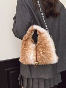Sac à bandoulière en fausse fourrure motif cerf avec chaîne argentée et pendentif