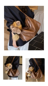 Détail du grand sac cabas vintage marron en cuir souple avec pendentif ours en peluche