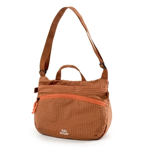 Détail du sac à bandoulière imperméable marron roux avec tirette de fermeture éclair orange