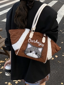 Borsa tote trapuntata marrone con bordo in ecopelliccia bianca e ricamo a forma di gatto