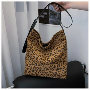 Detail of hobo tote bag with classic leopard print and adjustable black leather strap