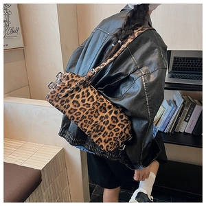 Vue détaillée du sac bandoulière léopard avec sangle réglable et boucles métalliques