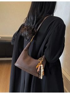 Sac hobo chic en daim marron avec garniture en cuir et breloque à pampille ethnique