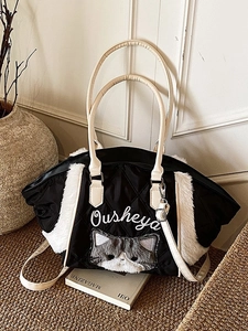 Borsa tote trapuntata nera con bordo in peluche e toppa a gatto per la moda invernale