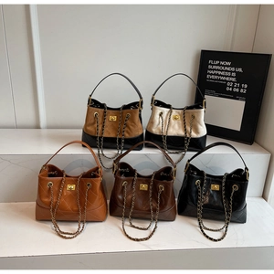 Detailansicht gesteppter Leder-Tragetaschen mit Kettenriemen und goldenen Drehverschlüssen