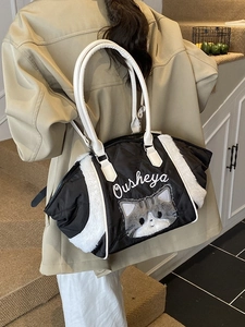 Borsa tote trapuntata nera con ricamo di gatto e bordo in ecopelliccia bianca