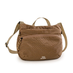 Détail du sac bandoulière marron en nylon montrant le tissu texturé et la fermeture