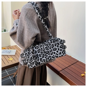 Détail du sac à bandoulière léopard avec texture en peluche et sangle réglable