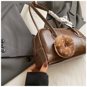 Sac baguette marron en similicuir avec surpiqûres blanches et charme donut en peluche