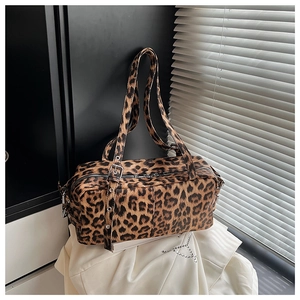 Détail du sac polochon à imprimé léopard avec boucle argentée et deux anses