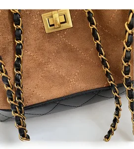Detailaufnahme der gesteppten braunen Wildledertasche mit goldenem Drehverschluss