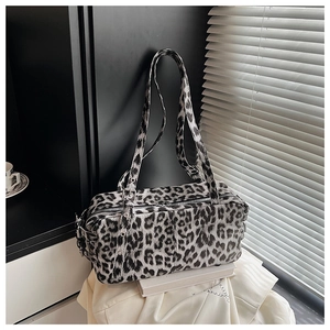 Vue détaillée du sac à main rétro à motif léopard avec boucle argentée et texture douce