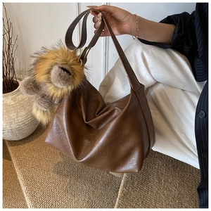 Sac hobo en cuir PU marron avec un charme de lion en peluche et sangle ajustable