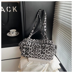 Détails du sac Boston vintage à imprimé léopard avec boucles en métal et fines anses