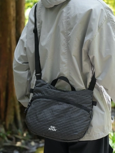 Sac bandoulière imperméable en tissu ripstop noir pour les loisirs et le quotidien
