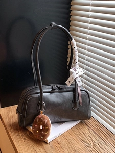 Sac à Épaule en Cuir PU Rétro pour Femmes Sac à Main Boston Baguette Vintage Avec Pendentif Donut Et Nœud en Dentelle Surpiqûres Contrastées