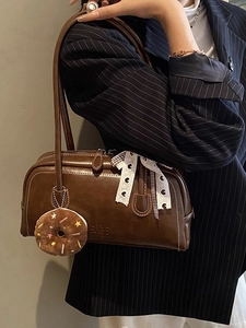 Sac baguette rétro marron avec nœud en dentelle et breloque donut au style vintage