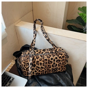 Détails du sac boston léopard vintage avec poignées en cuir et rivets métalliques