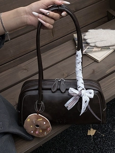 Sac baguette vintage en cuir marron avec surpiqûres blanches et charm donut en peluche