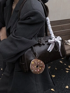Sac baguette chic en similicuir marron foncé avec coutures contrastées et charme donut