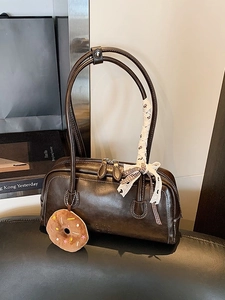 Sac Boston rétro en cuir marron foncé avec surpiqûres et pendentifs décoratifs